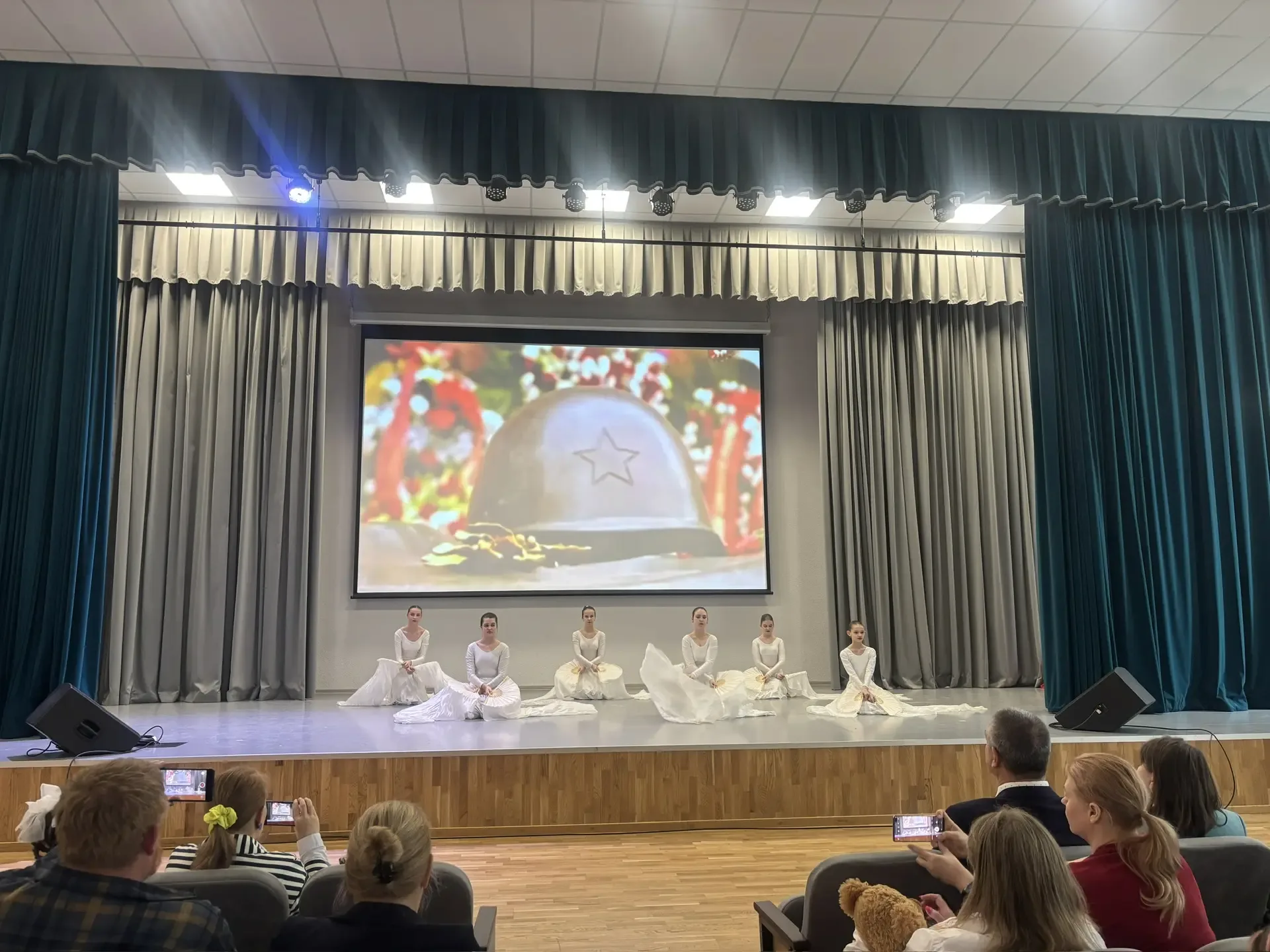 Уважаемые учителя, родители и ребята! 👋  🇷🇺 В МОУ СОШ №32 с огромным успехом прошел Гала-концерт мун
