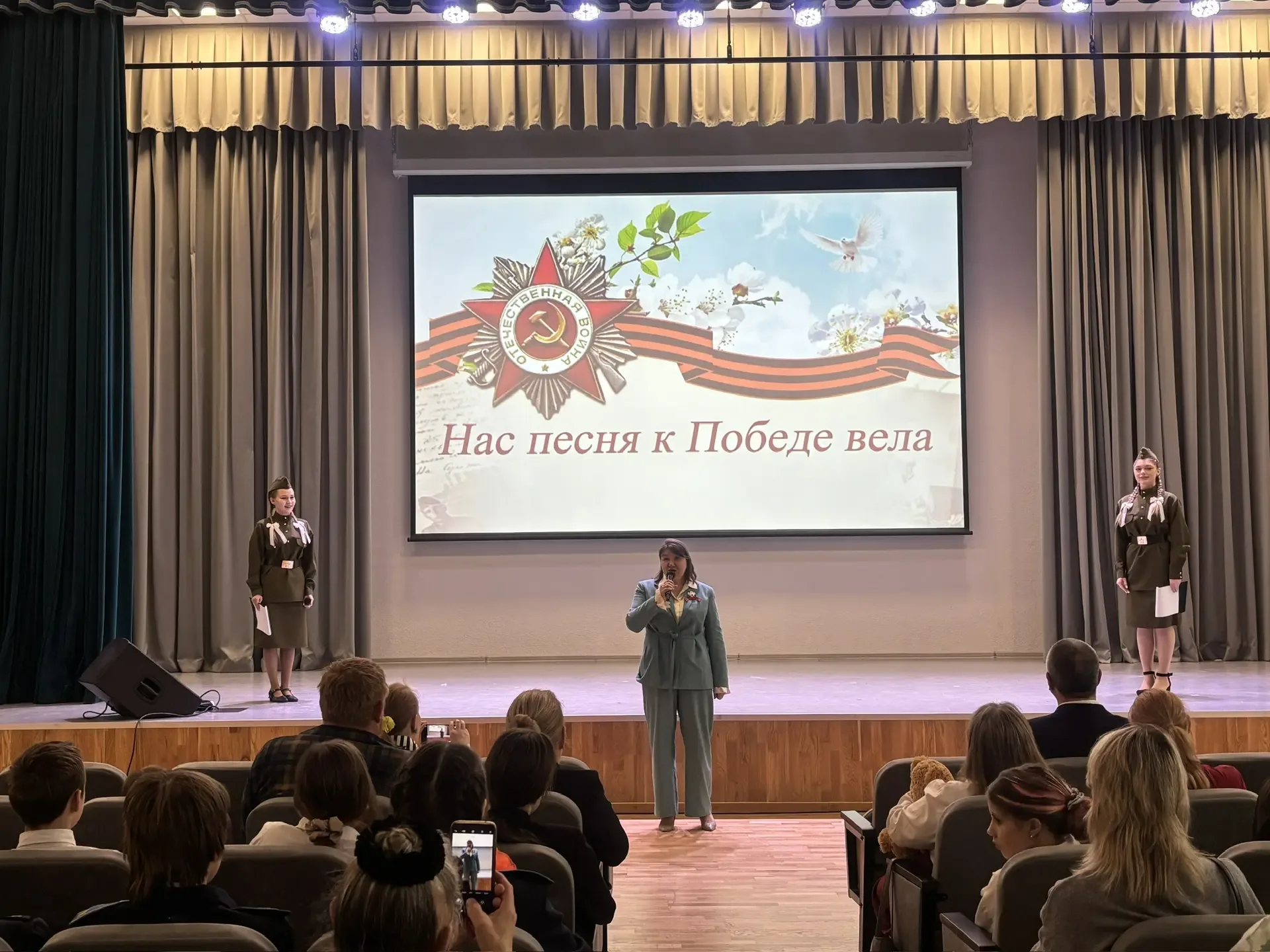 Уважаемые учителя, родители и ребята! 👋  🇷🇺 В МОУ СОШ №32 с огромным успехом прошел Гала-концерт мун