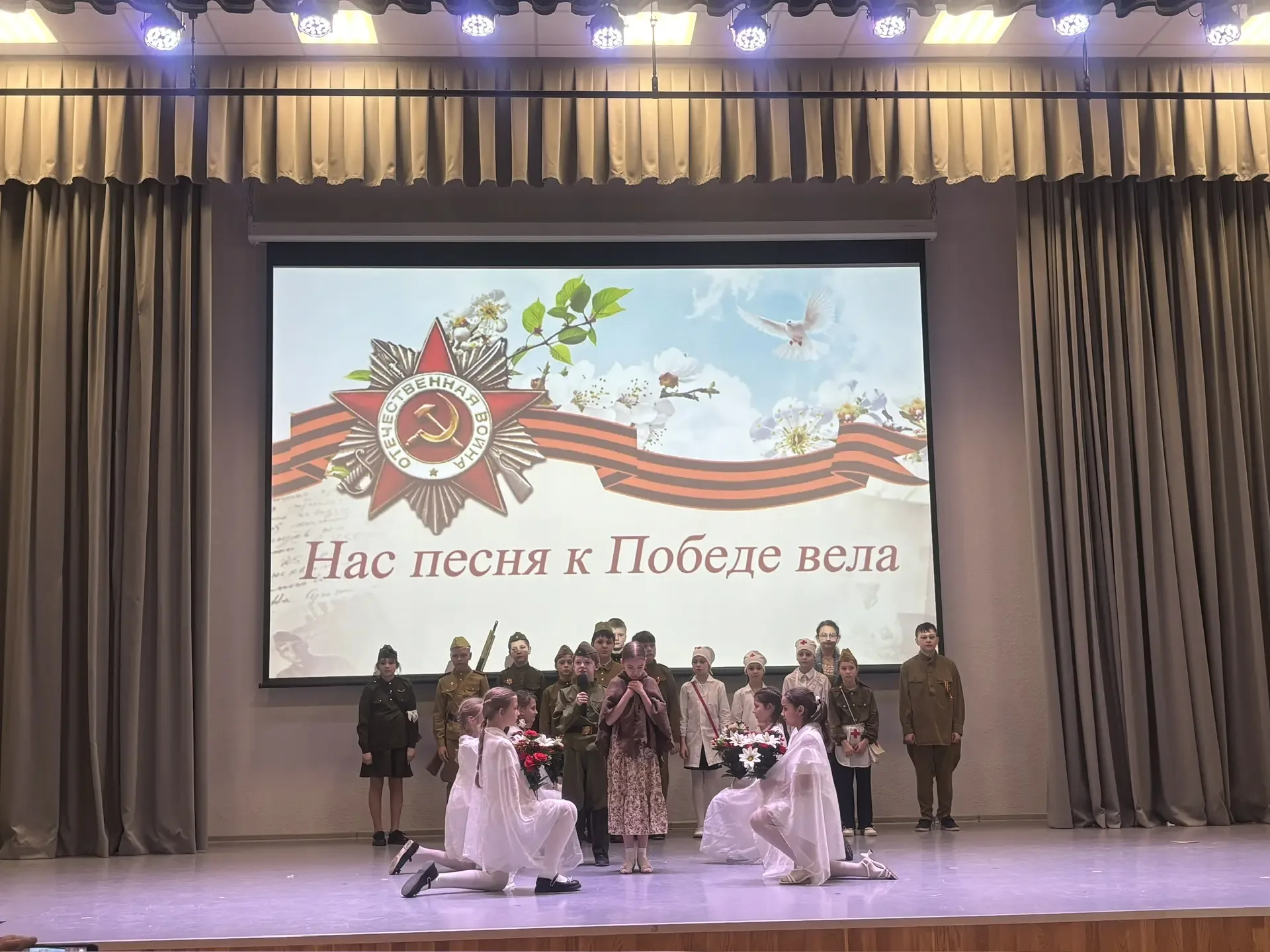 Уважаемые учителя, родители и ребята! 👋  🇷🇺 В МОУ СОШ №32 с огромным успехом прошел Гала-концерт мун