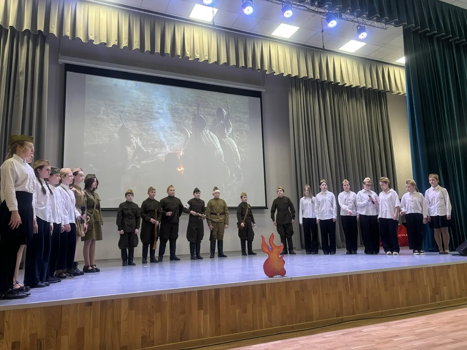 Уважаемые учителя, родители и ребята! 👋  🇷🇺 В МОУ СОШ №32 с огромным успехом прошел Гала-концерт мун