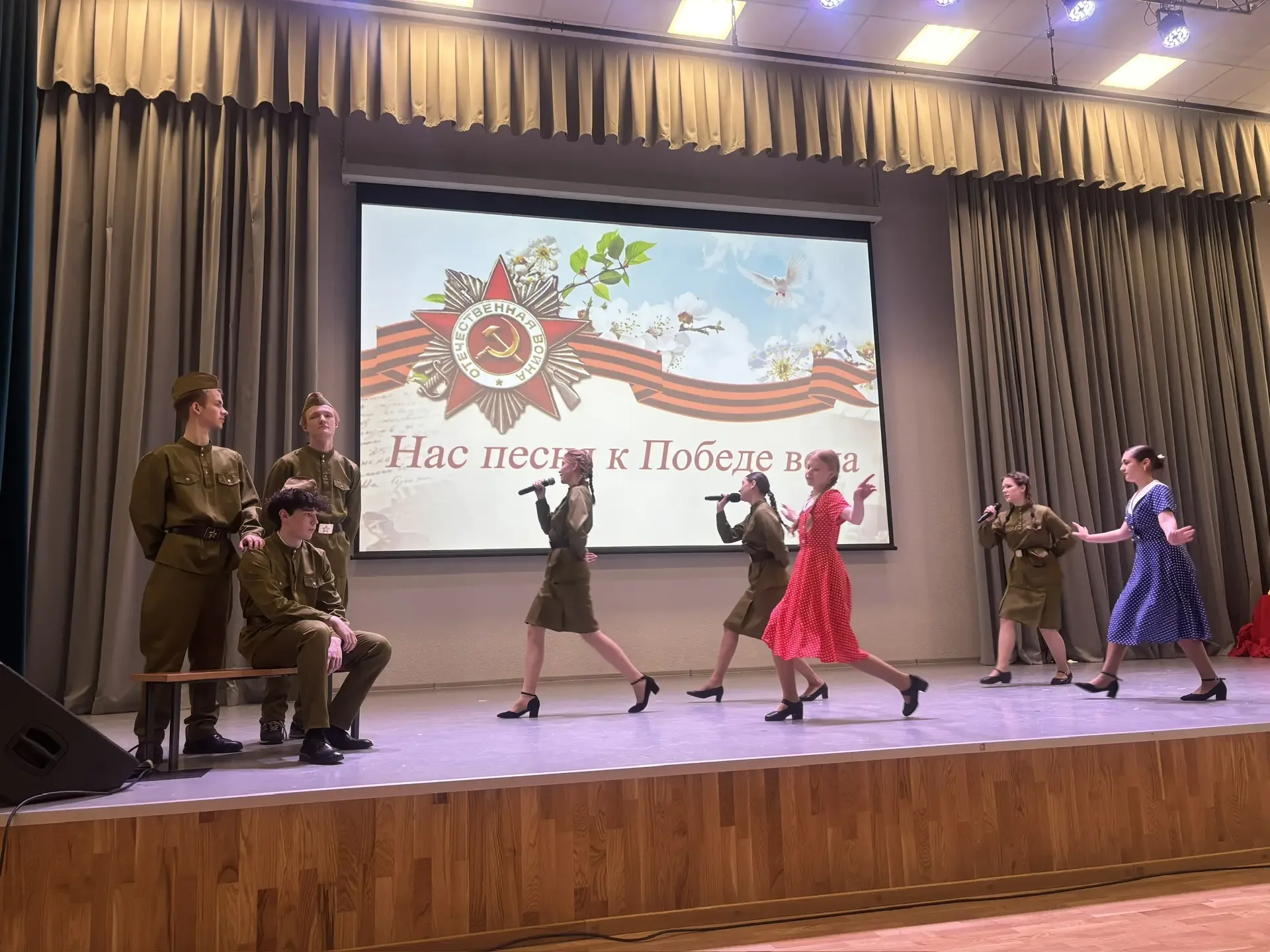 Уважаемые учителя, родители и ребята! 👋  🇷🇺 В МОУ СОШ №32 с огромным успехом прошел Гала-концерт мун