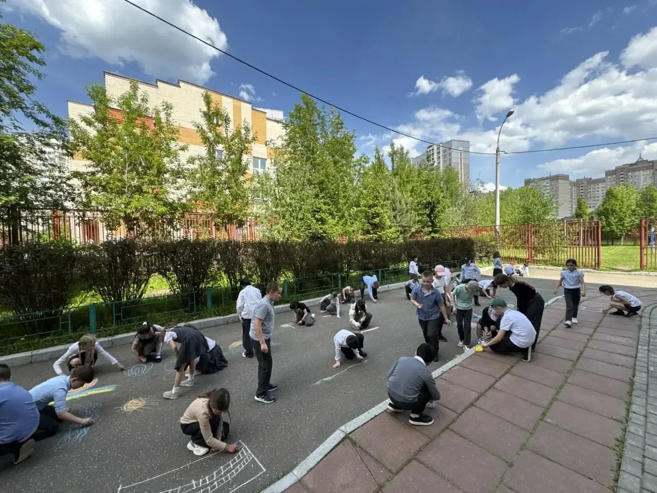 ☀️🎨 Конкурс рисунков на асфальте в 3 Б классе! 🎨☀️  Сегодня в 3 «Б» классе прошел конкурс рисунков н
