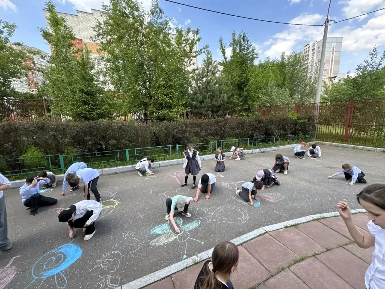 ☀️🎨 Конкурс рисунков на асфальте в 3 Б классе! 🎨☀️  Сегодня в 3 «Б» классе прошел конкурс рисунков н