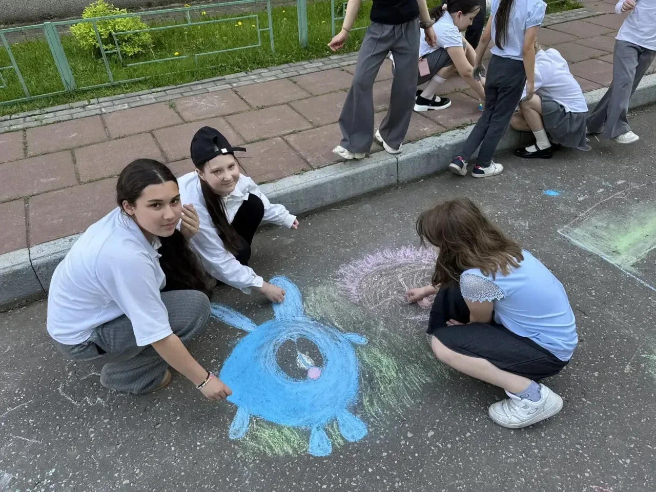 ☀️🎨 Конкурс рисунков на асфальте в 3 Б классе! 🎨☀️  Сегодня в 3 «Б» классе прошел конкурс рисунков н