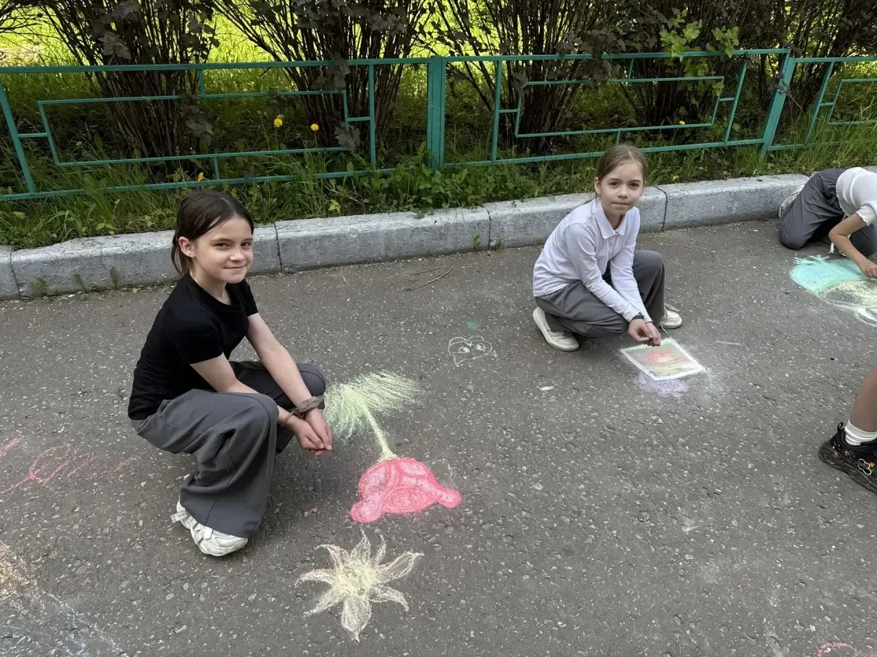 ☀️🎨 Конкурс рисунков на асфальте в 3 Б классе! 🎨☀️  Сегодня в 3 «Б» классе прошел конкурс рисунков н