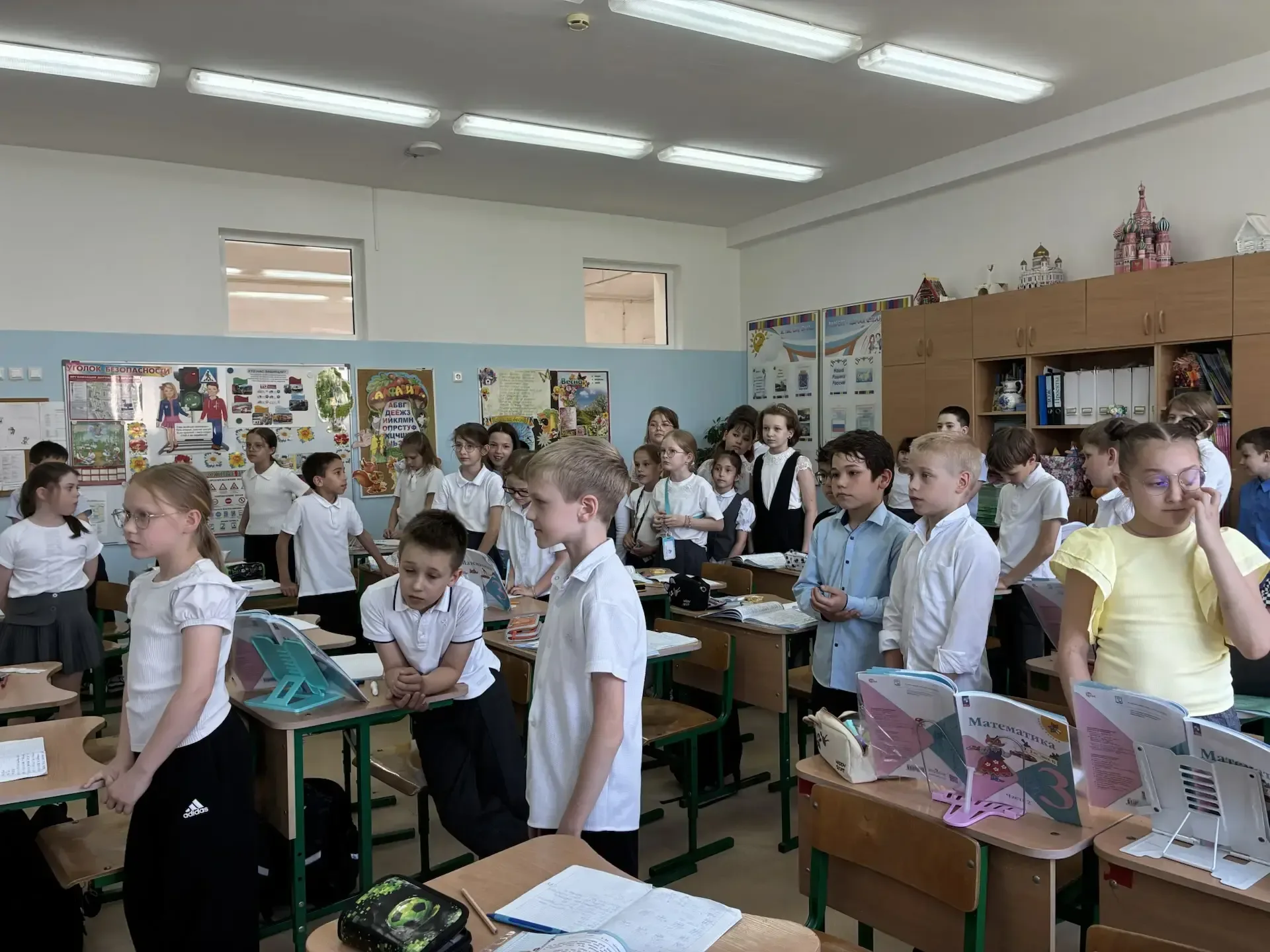 Агитбригада кружка «Театр ЮИД» приняла участие в акции «ЮИД: дорога без обид!» 🌟 Ребята заранее подг
