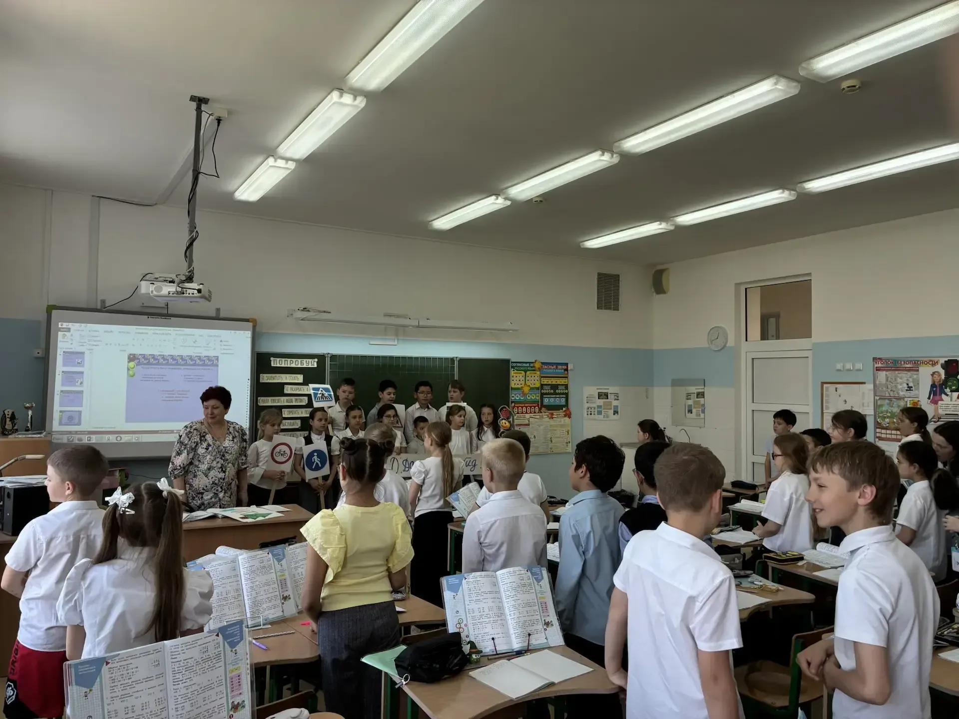 Агитбригада кружка «Театр ЮИД» приняла участие в акции «ЮИД: дорога без обид!» 🌟 Ребята заранее подг