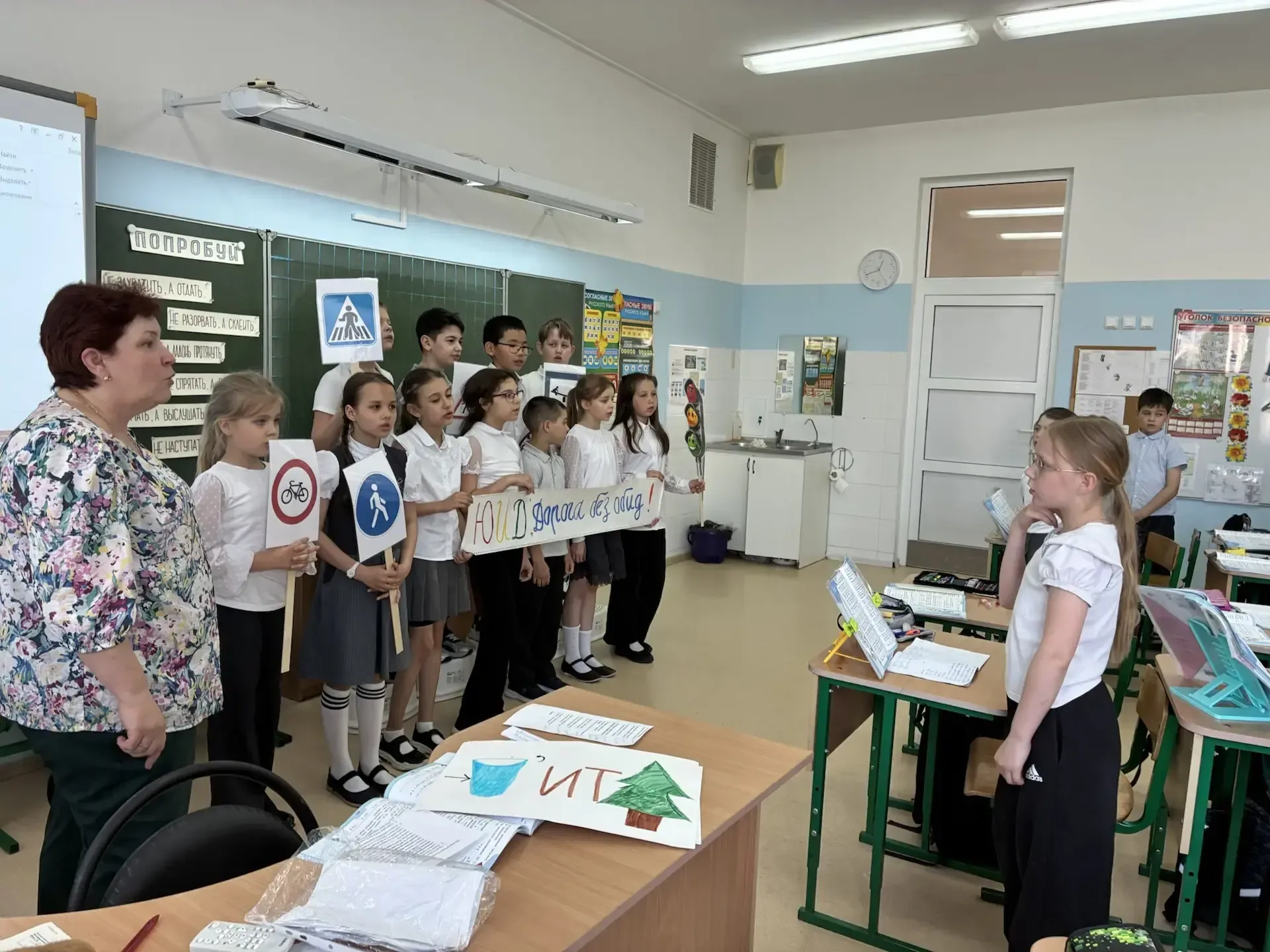 Агитбригада кружка «Театр ЮИД» приняла участие в акции «ЮИД: дорога без обид!» 🌟 Ребята заранее подг