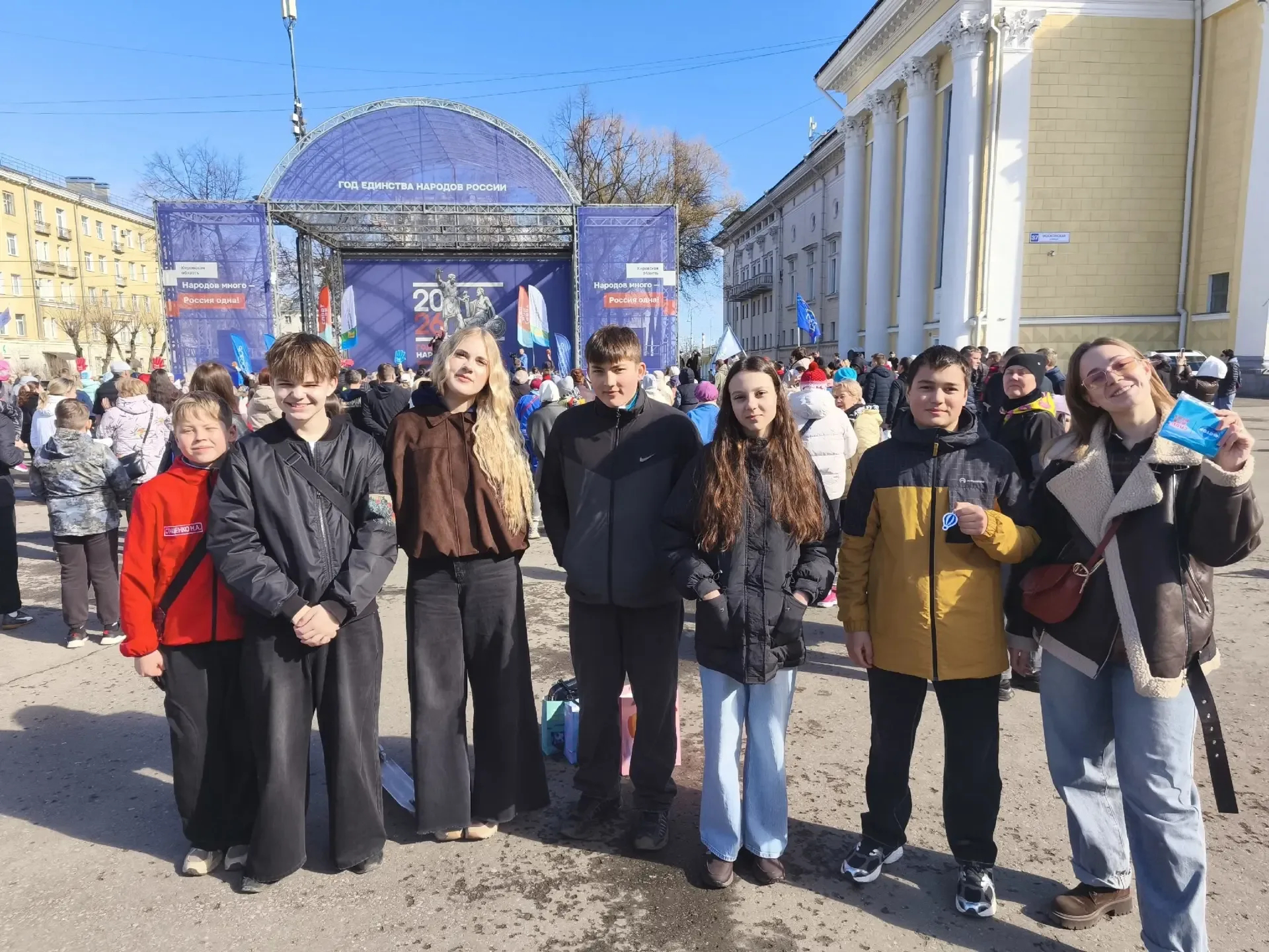 🔆 Первомайская зарядка и сладкие подарки: как прошло 1 мая Добрят  Солнечным утром 1 мая на Театраль