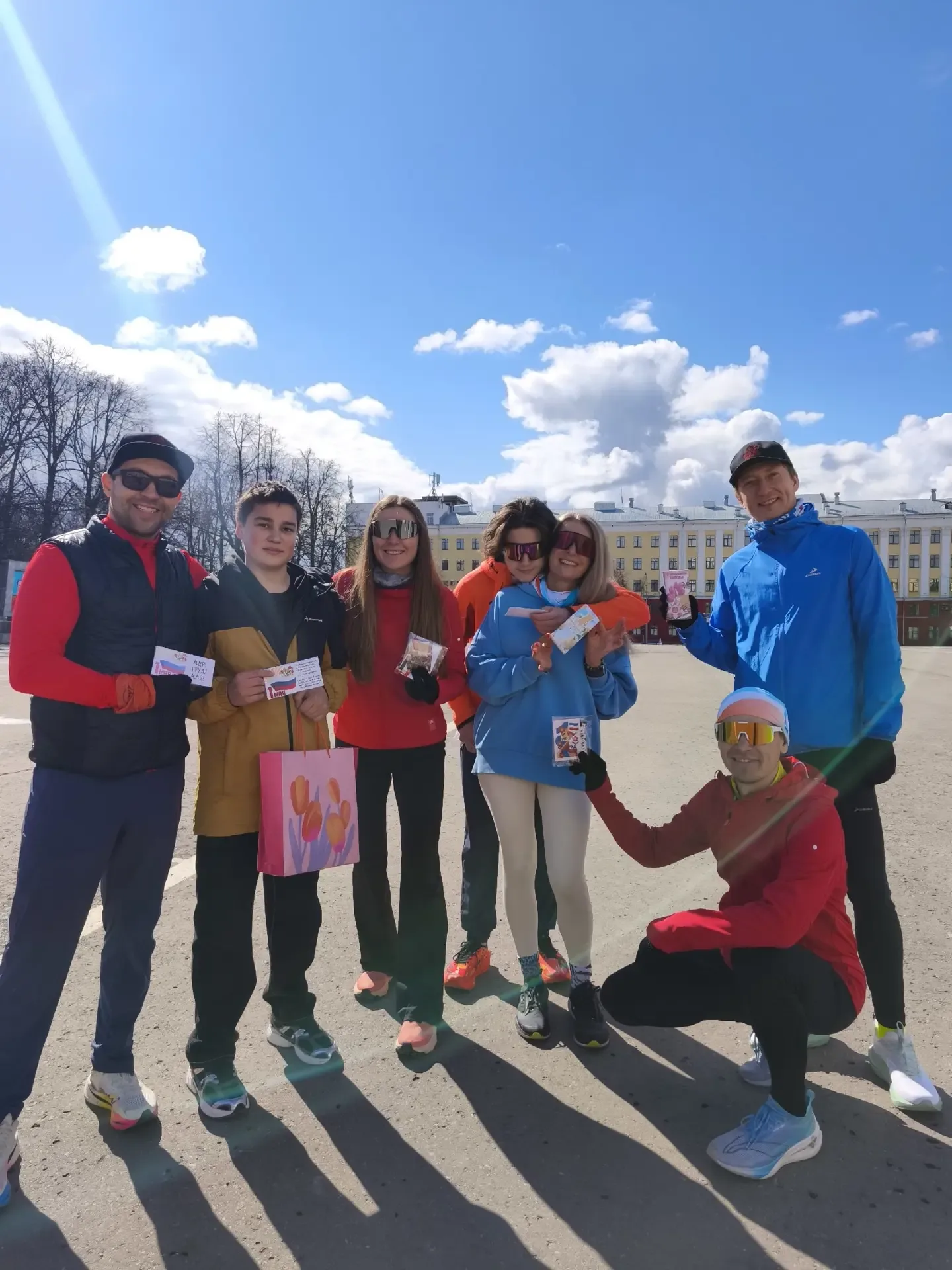 🔆 Первомайская зарядка и сладкие подарки: как прошло 1 мая Добрят  Солнечным утром 1 мая на Театраль