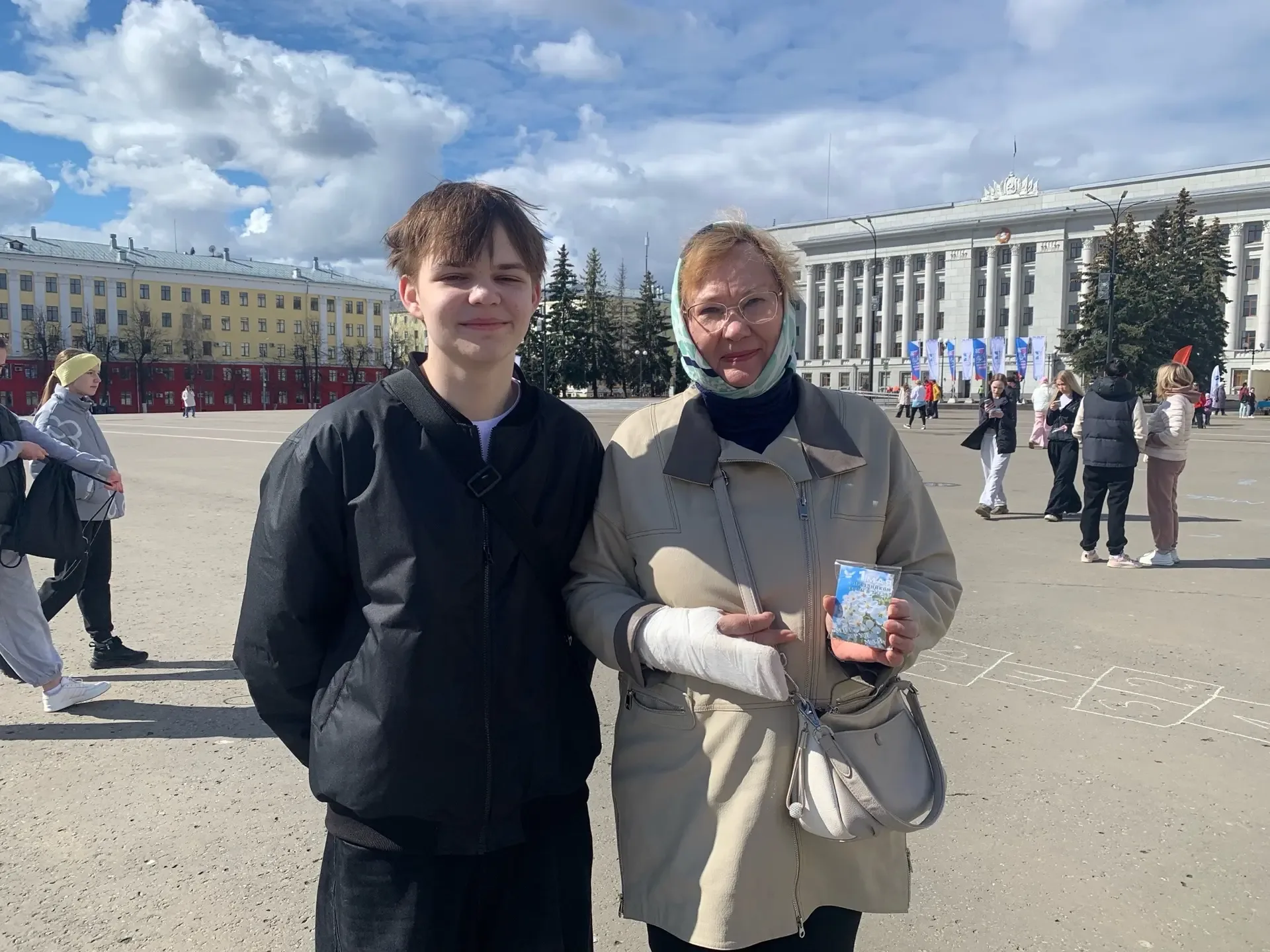 🔆 Первомайская зарядка и сладкие подарки: как прошло 1 мая Добрят  Солнечным утром 1 мая на Театраль