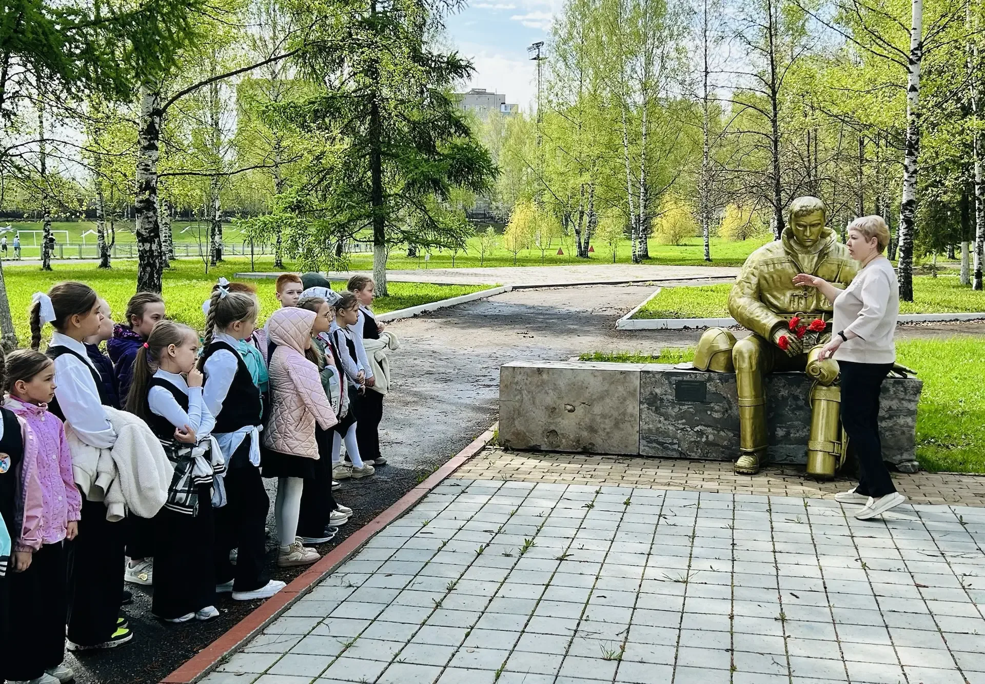 Будни 2 «Г»: в гостях у кировских спасателей 🚒 Наши второклассники совершили захватывающее путешеств