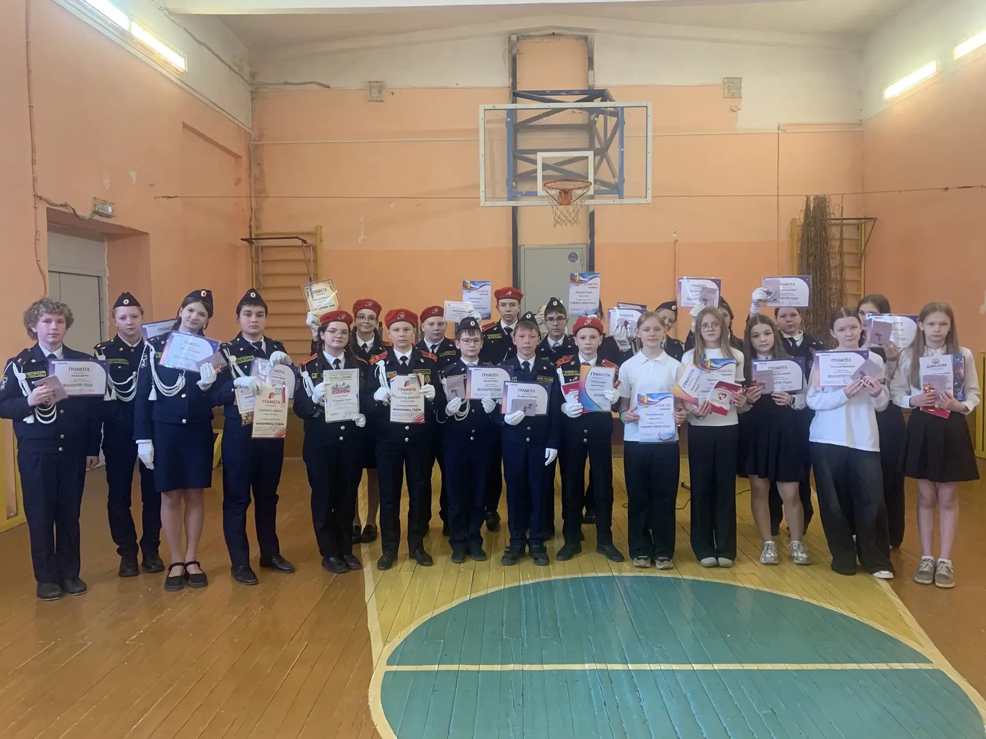 🎉 Праздник чести школы: награждение лучших и активных!  В нашей школе прошёл настоящий праздник — Де