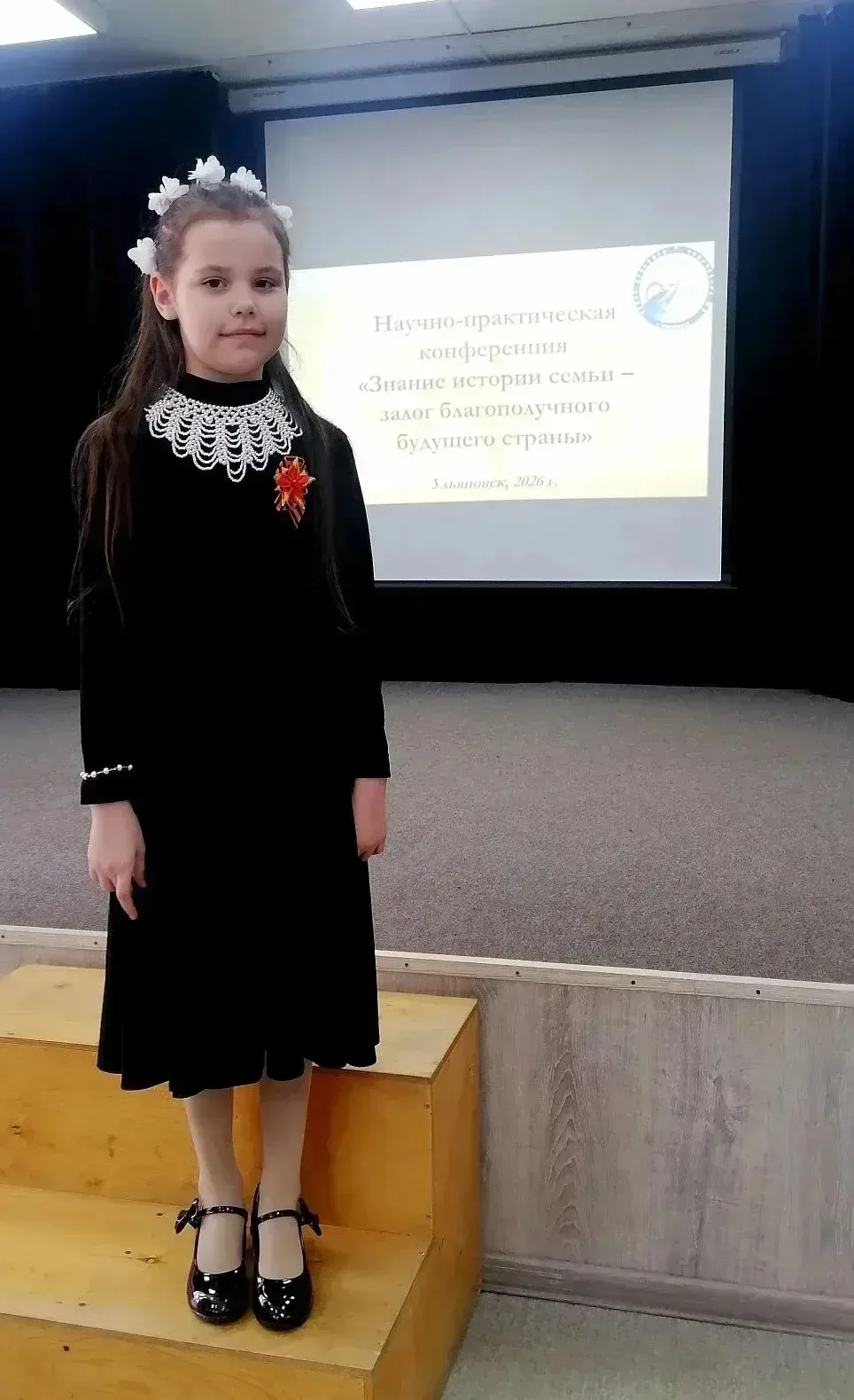 Поздравляем Старикову Есению 2 «В» класса,её брата Старикова Сергея, ученика 6 «В» класса, с двумя 1