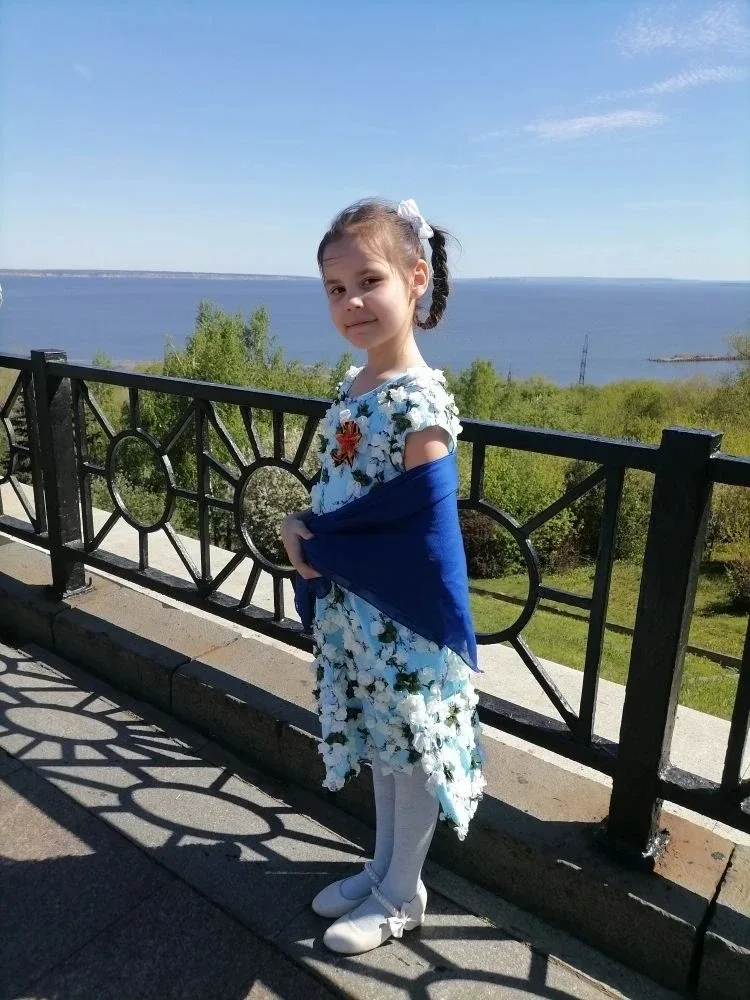Поздравляем Старикову Есению 2 «В» класса,её брата Старикова Сергея, ученика 6 «В» класса, с двумя 1