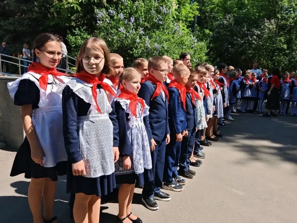 🎉 Сегодня, в День пионерии, ученики 4‑х классов нашей школы торжественно вступили в ряды пионеров!  