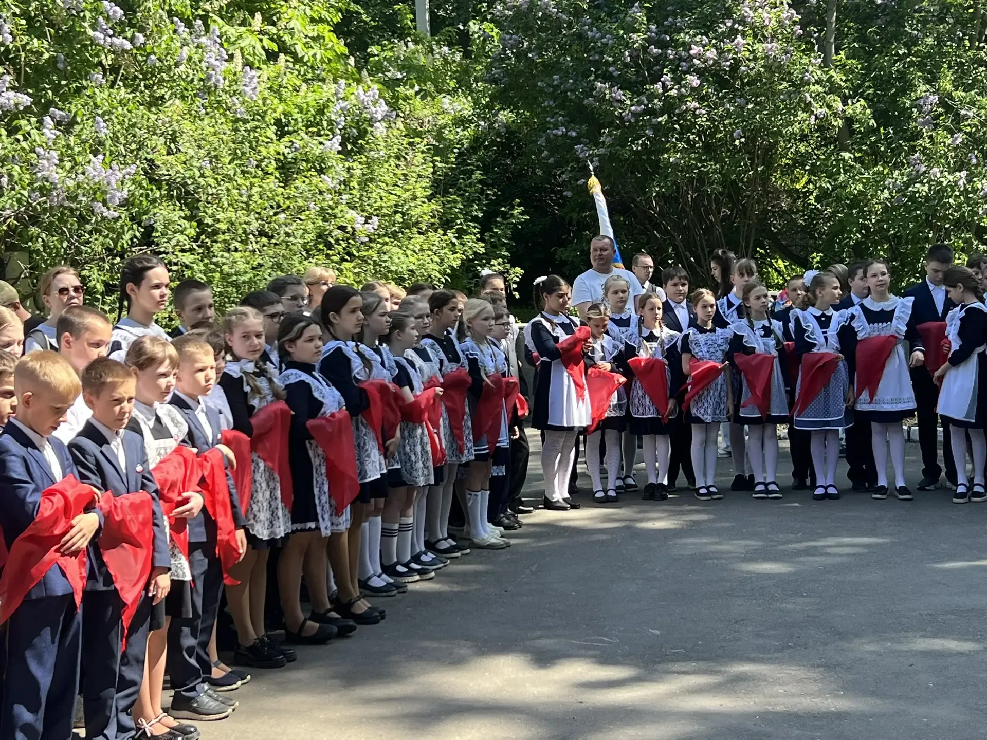 🎉 Сегодня, в День пионерии, ученики 4‑х классов нашей школы торжественно вступили в ряды пионеров!  