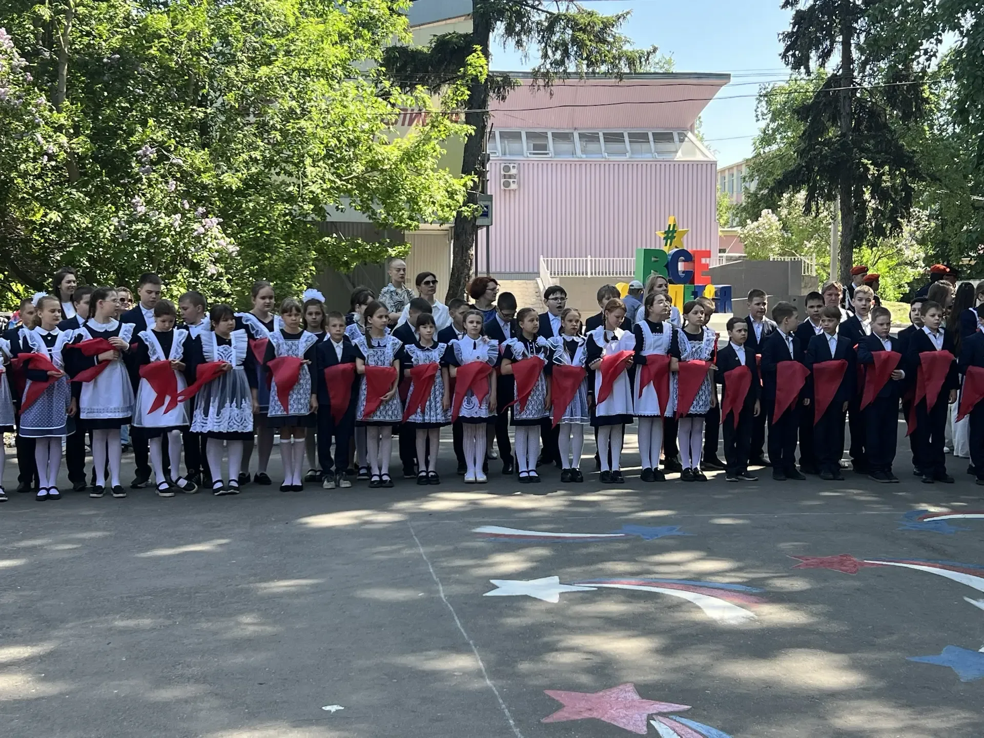 🎉 Сегодня, в День пионерии, ученики 4‑х классов нашей школы торжественно вступили в ряды пионеров!  