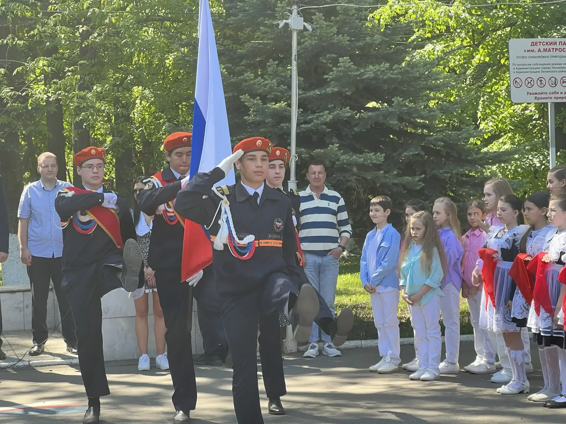 🎉 Сегодня, в День пионерии, ученики 4‑х классов нашей школы торжественно вступили в ряды пионеров!  