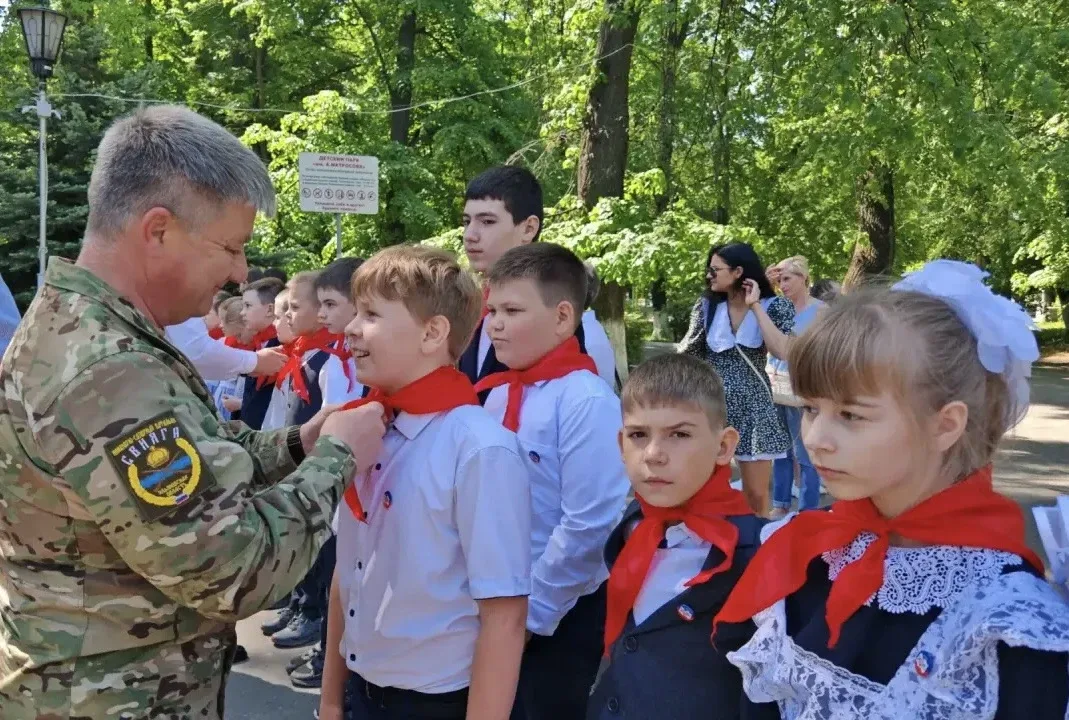 🎉 Сегодня, в День пионерии, ученики 4‑х классов нашей школы торжественно вступили в ряды пионеров!  
