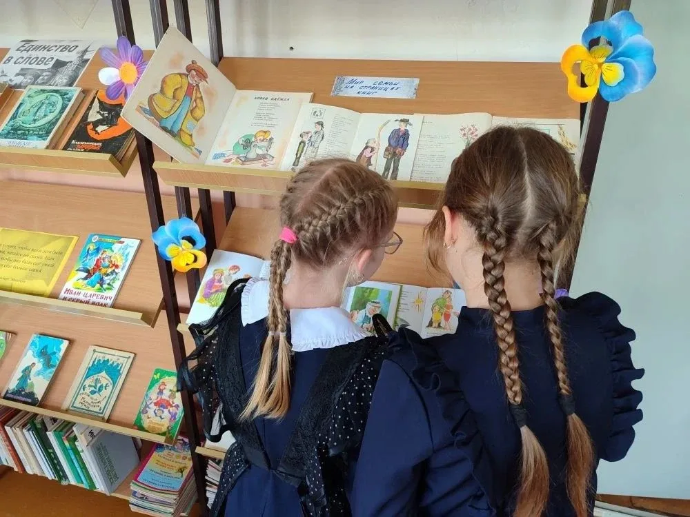 📚 Иногда самые важные разговоры происходят не на уроках, а среди книжных полок   ❤️15 мая, в День се