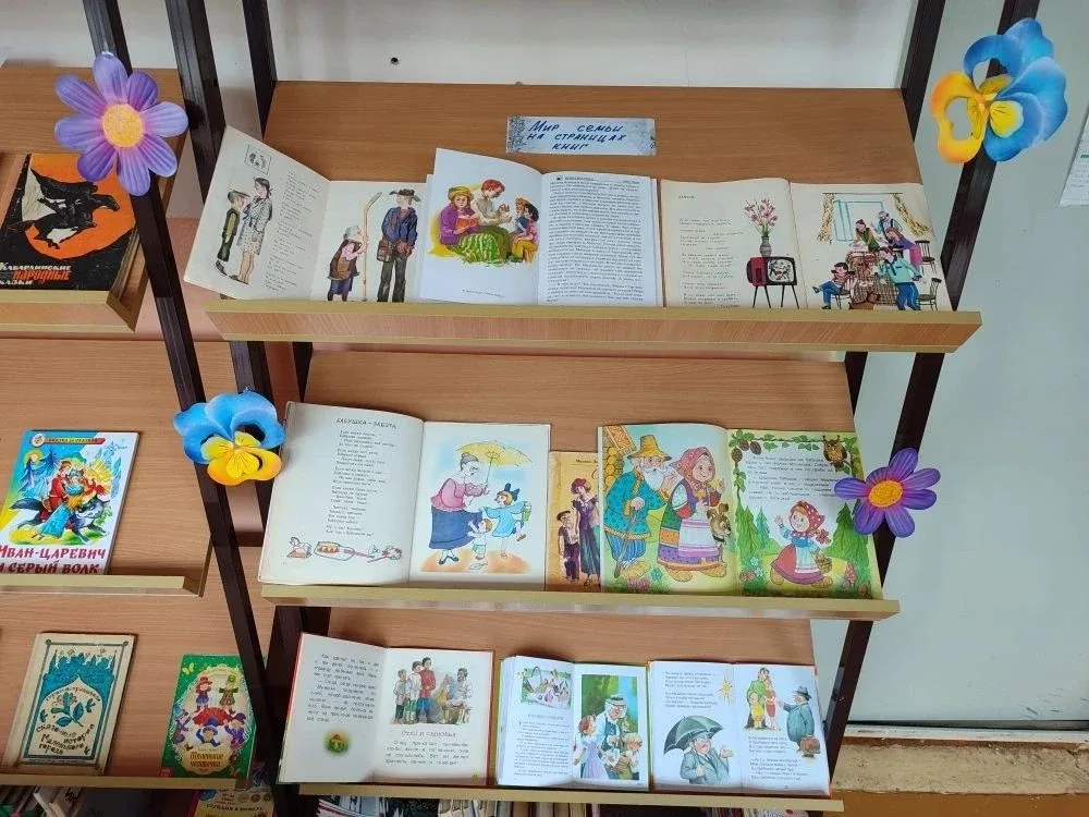 📚 Иногда самые важные разговоры происходят не на уроках, а среди книжных полок   ❤️15 мая, в День се