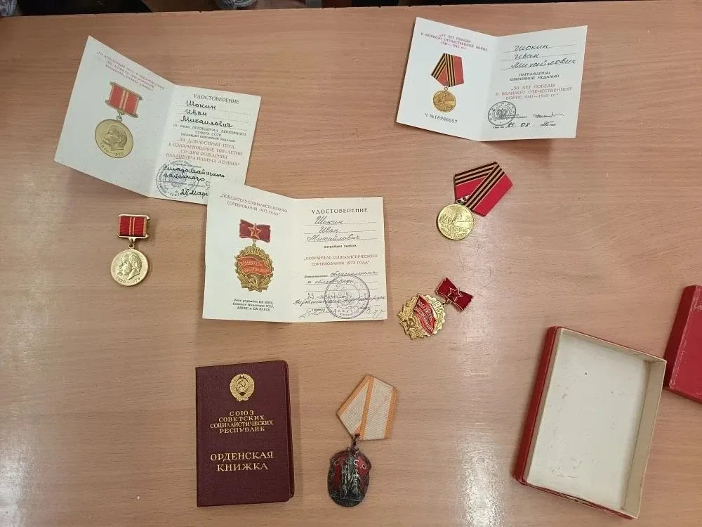 🏅 Иногда история живёт не в музеях, а дома — в старой коробке с медалями, фотографиями и письмами.  