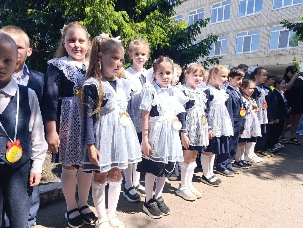 🎓✨ Первый учебный год позади! Сегодня во 2 корпусе прошла торжественная линейка, посвящённая Последн