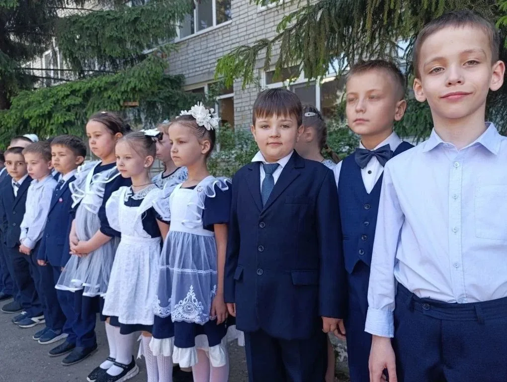🎓✨ Первый учебный год позади! Сегодня во 2 корпусе прошла торжественная линейка, посвящённая Последн