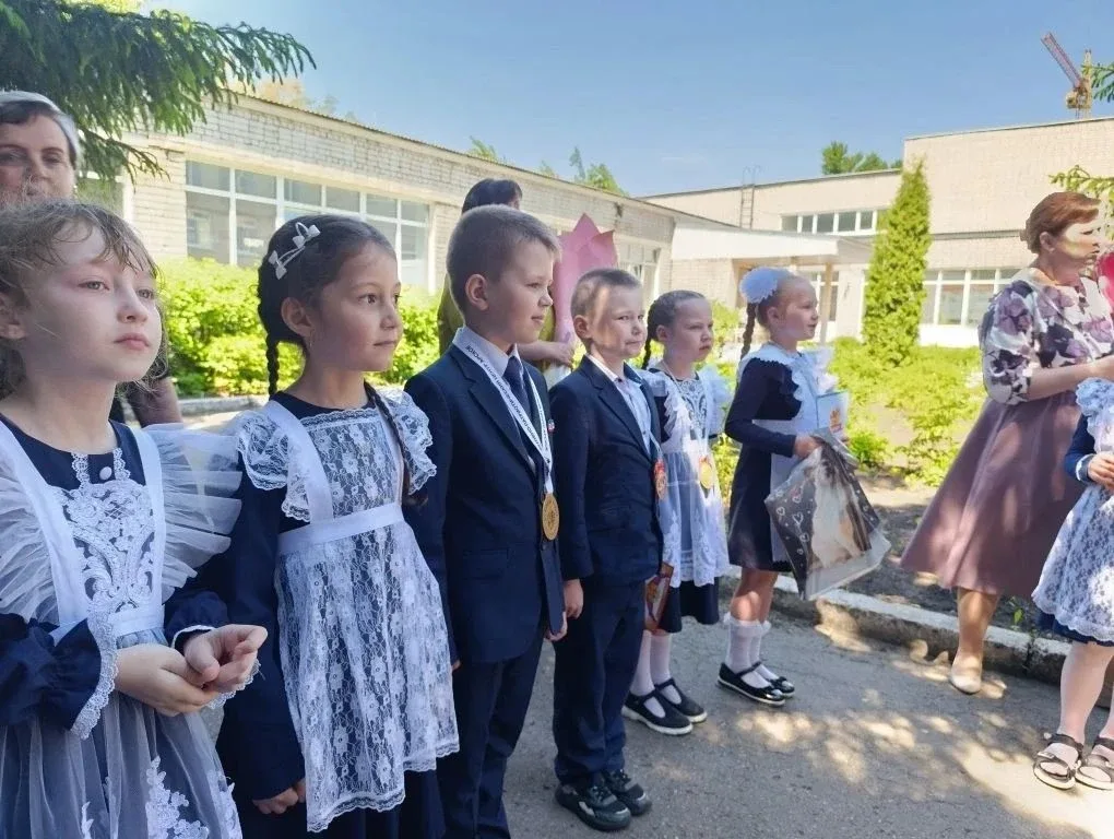 🎓✨ Первый учебный год позади! Сегодня во 2 корпусе прошла торжественная линейка, посвящённая Последн
