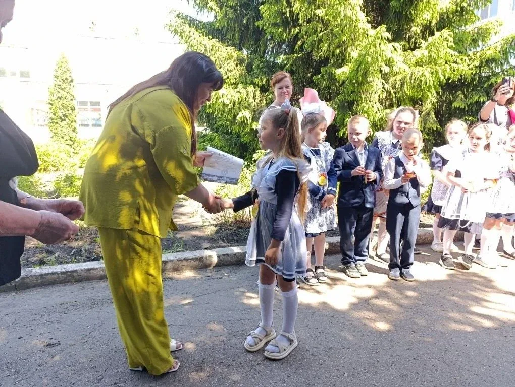 🎓✨ Первый учебный год позади! Сегодня во 2 корпусе прошла торжественная линейка, посвящённая Последн