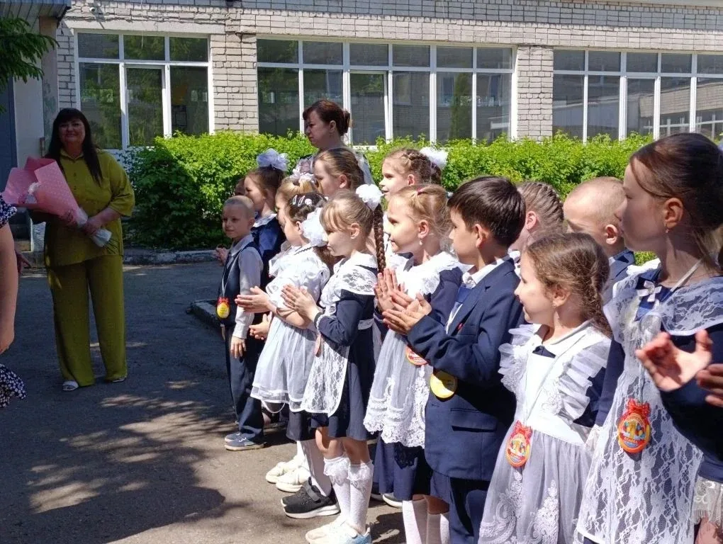 🎓✨ Первый учебный год позади! Сегодня во 2 корпусе прошла торжественная линейка, посвящённая Последн