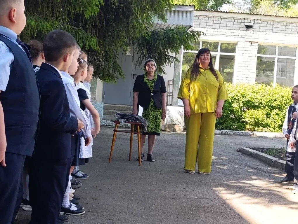 🎓✨ Первый учебный год позади! Сегодня во 2 корпусе прошла торжественная линейка, посвящённая Последн