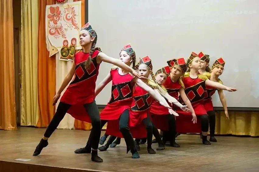 29 апреля в Международный день танца на сцене актового зала лицея 9 прошел Танцевальный турнир детск