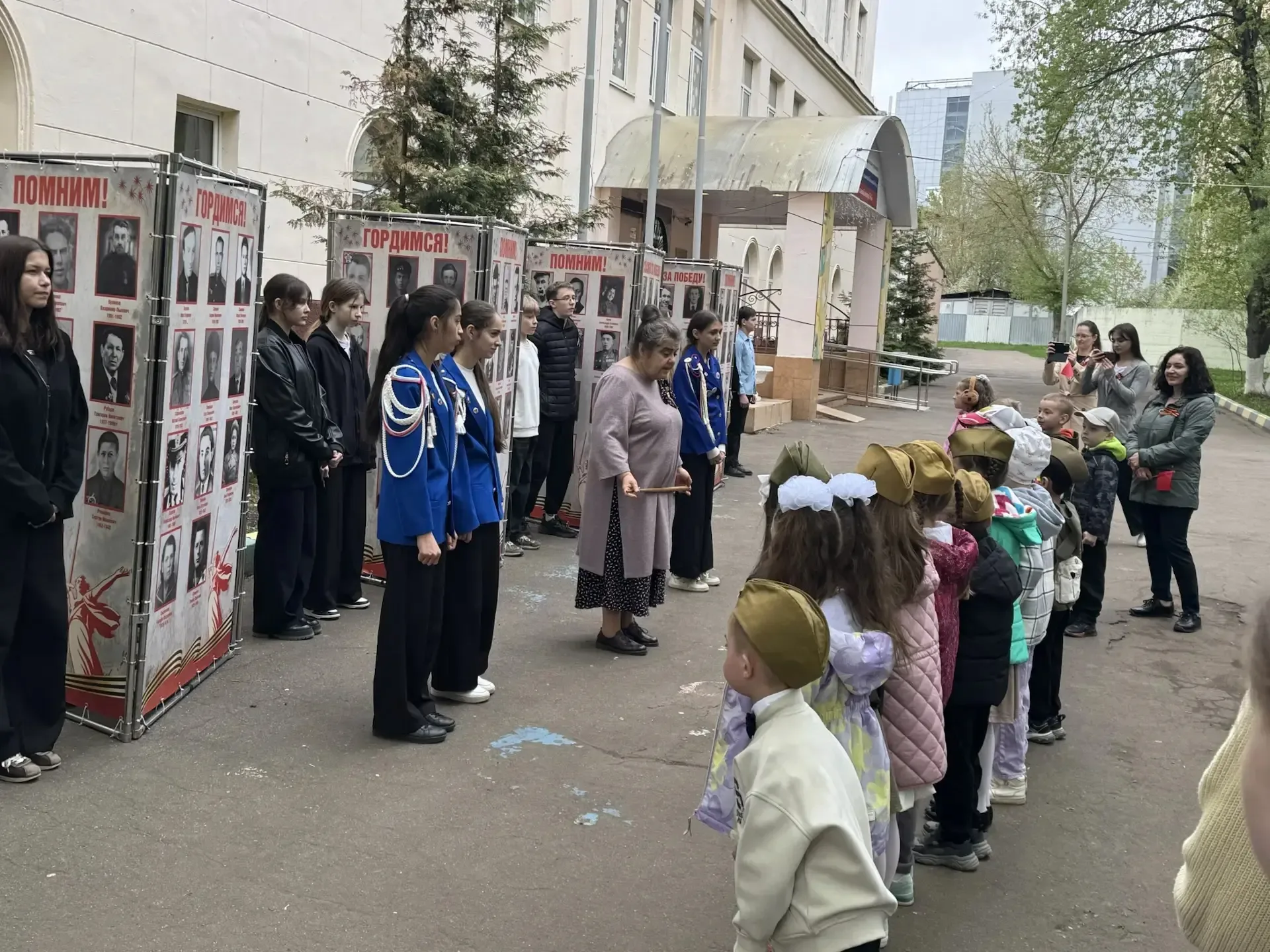 Участники школьного музея «Времен связующая нить» вместе с учителем истории Липской Иреной Викторовн