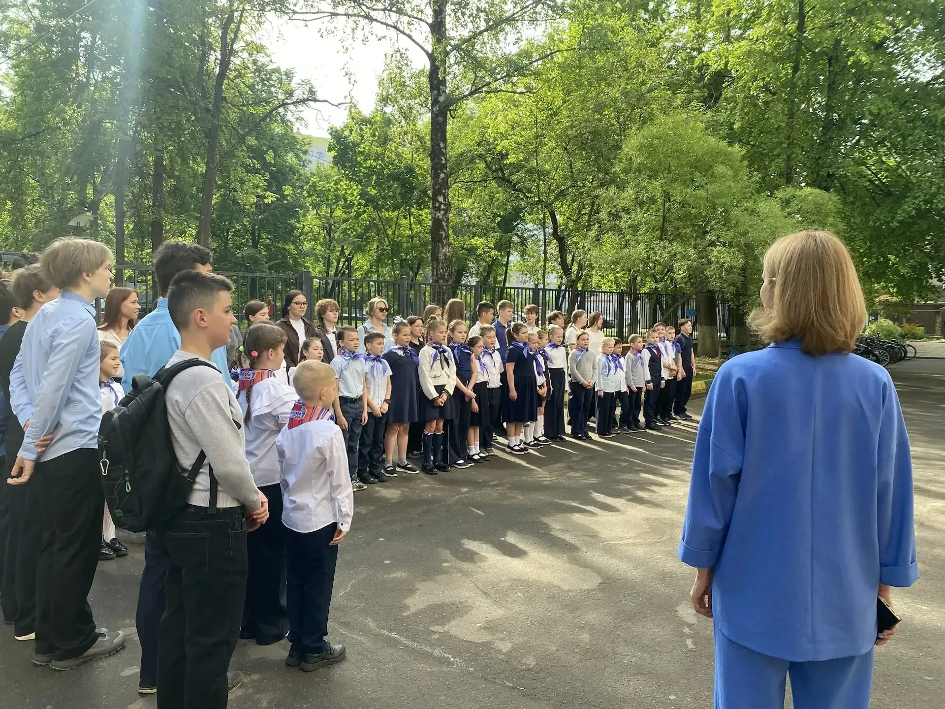 Утро понедельника традиционно началось с поднятия флагов. У всех прошли "Разговоры о важном". Тема: 
