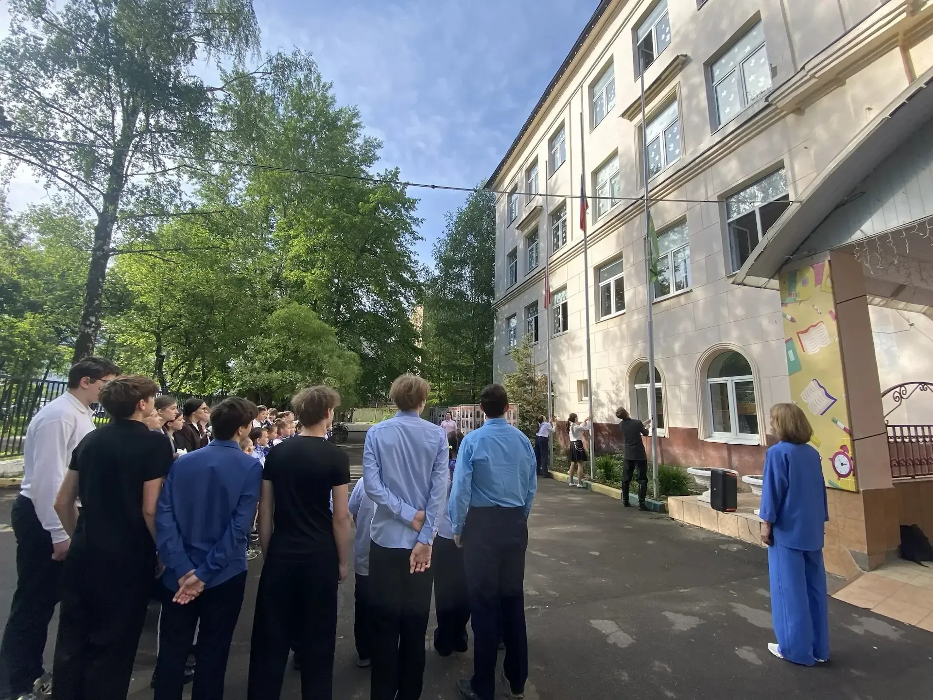 Утро понедельника традиционно началось с поднятия флагов. У всех прошли "Разговоры о важном". Тема: 