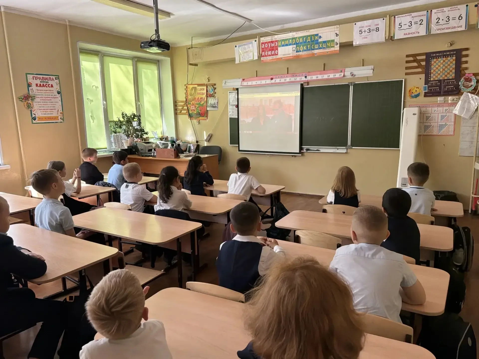 Утро понедельника традиционно началось с поднятия флагов. У всех прошли "Разговоры о важном". Тема: 