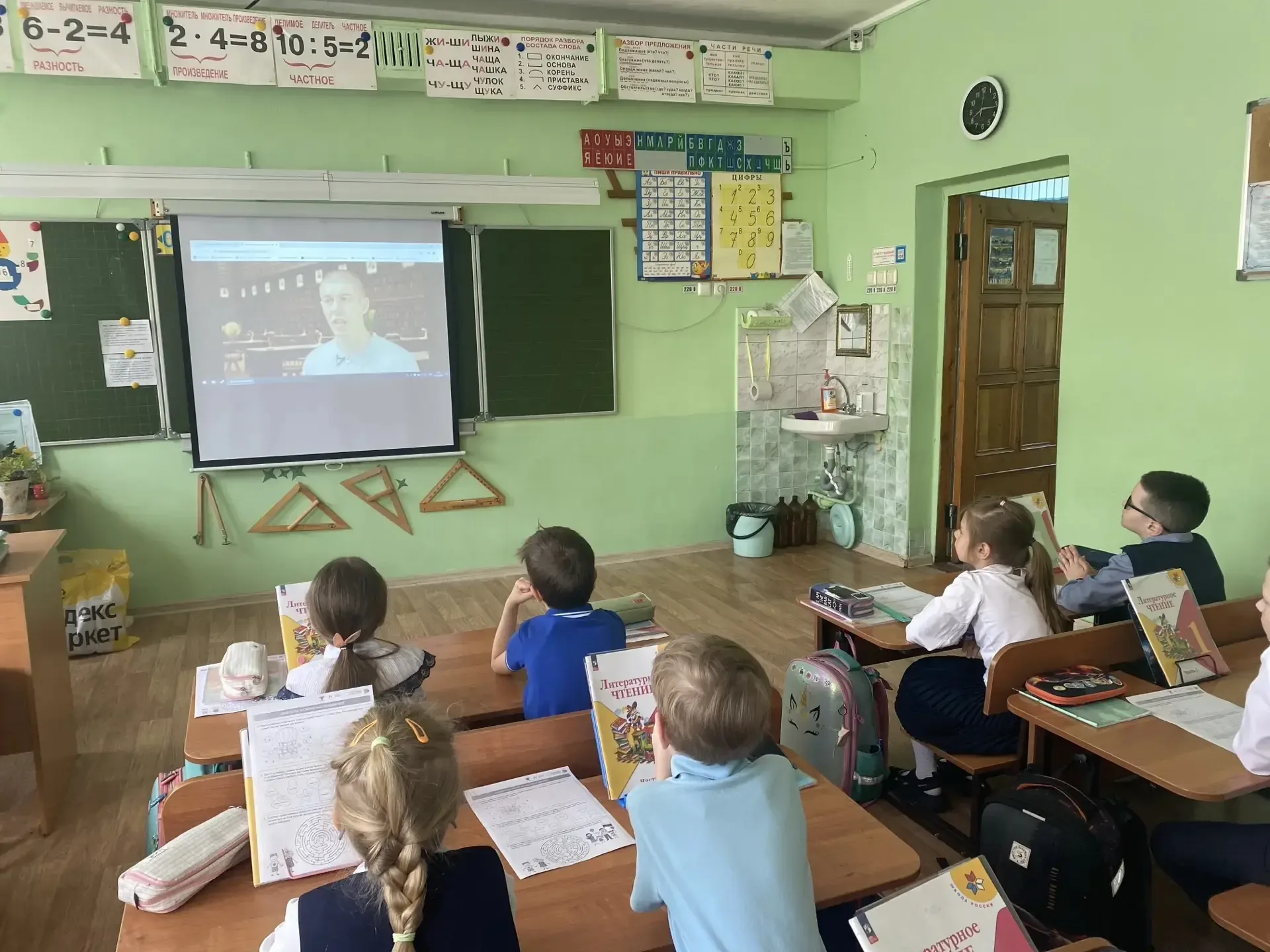 Утро понедельника традиционно началось с поднятия флагов. У всех прошли "Разговоры о важном". Тема: 