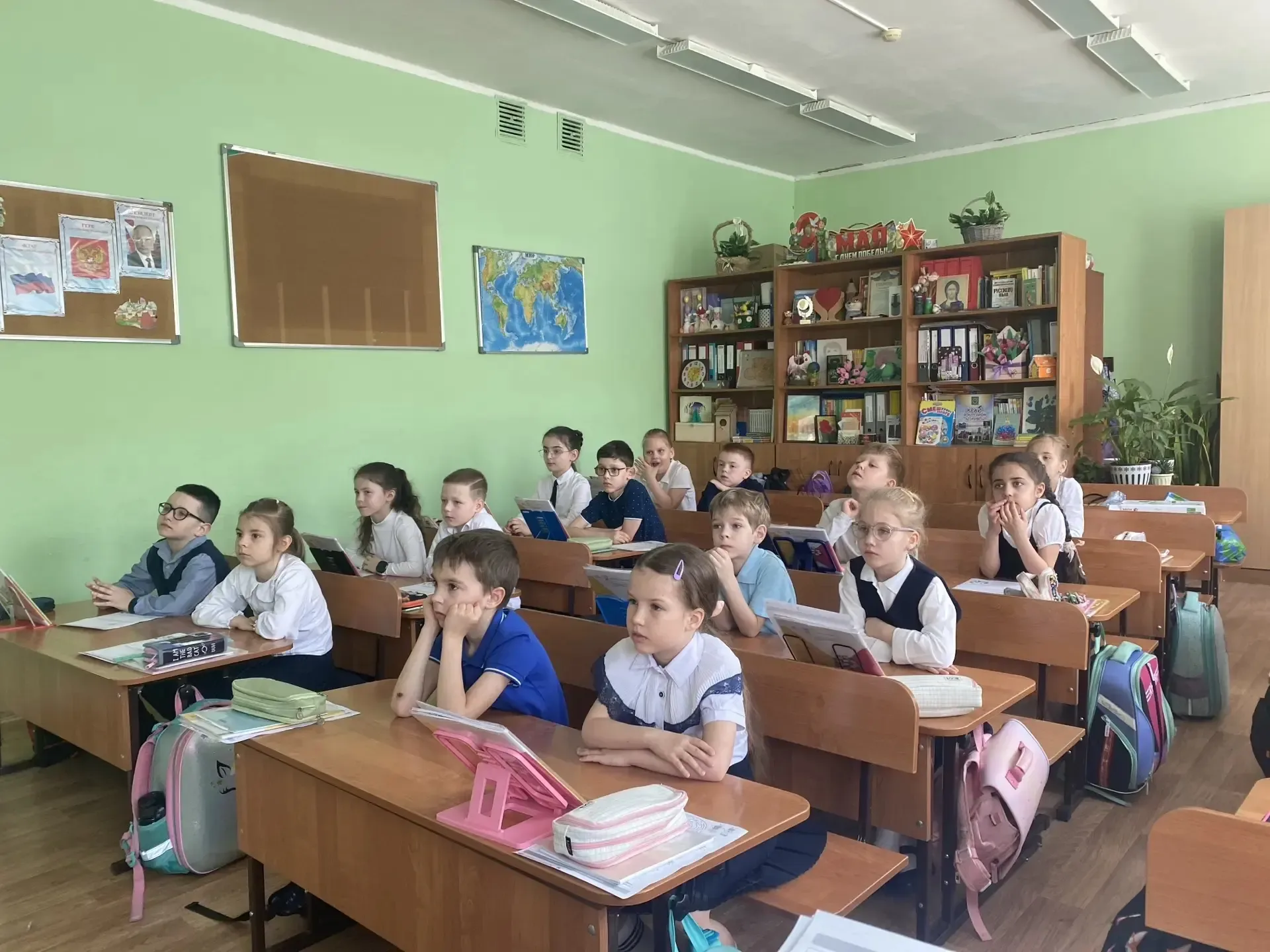 Утро понедельника традиционно началось с поднятия флагов. У всех прошли "Разговоры о важном". Тема: 