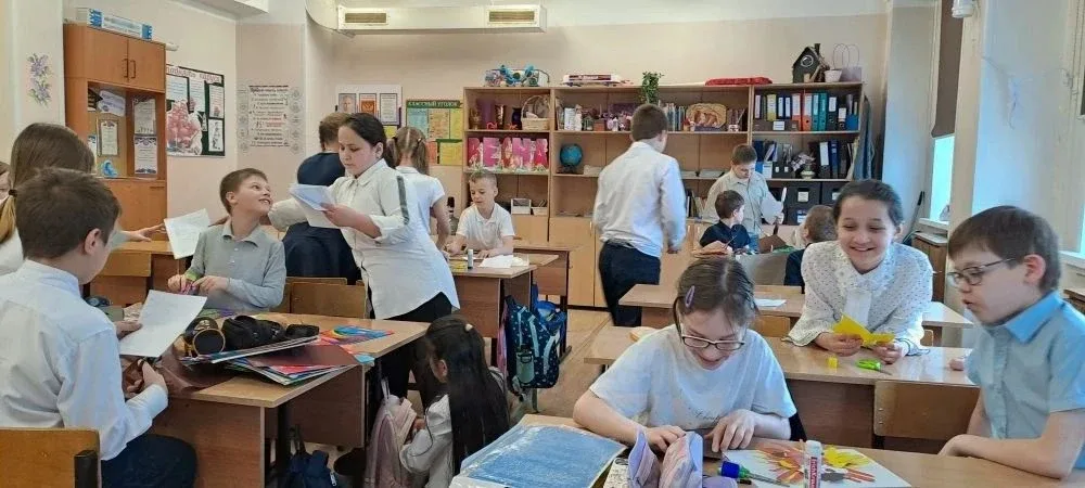 Орлята России 3 г класса продолжают учиться работать в группах, договариваться, обсуждать, делать вм