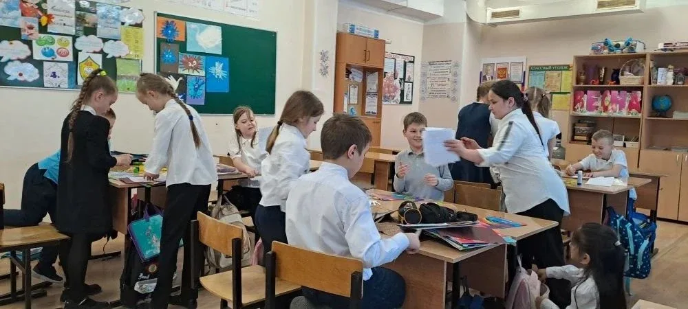 Орлята России 3 г класса продолжают учиться работать в группах, договариваться, обсуждать, делать вм