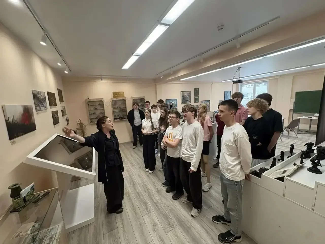 🏛️✨ Международный день музеев: погружение в историю и искусство в нашей гимназии! ✨🏛️  Сегодня, 18 м