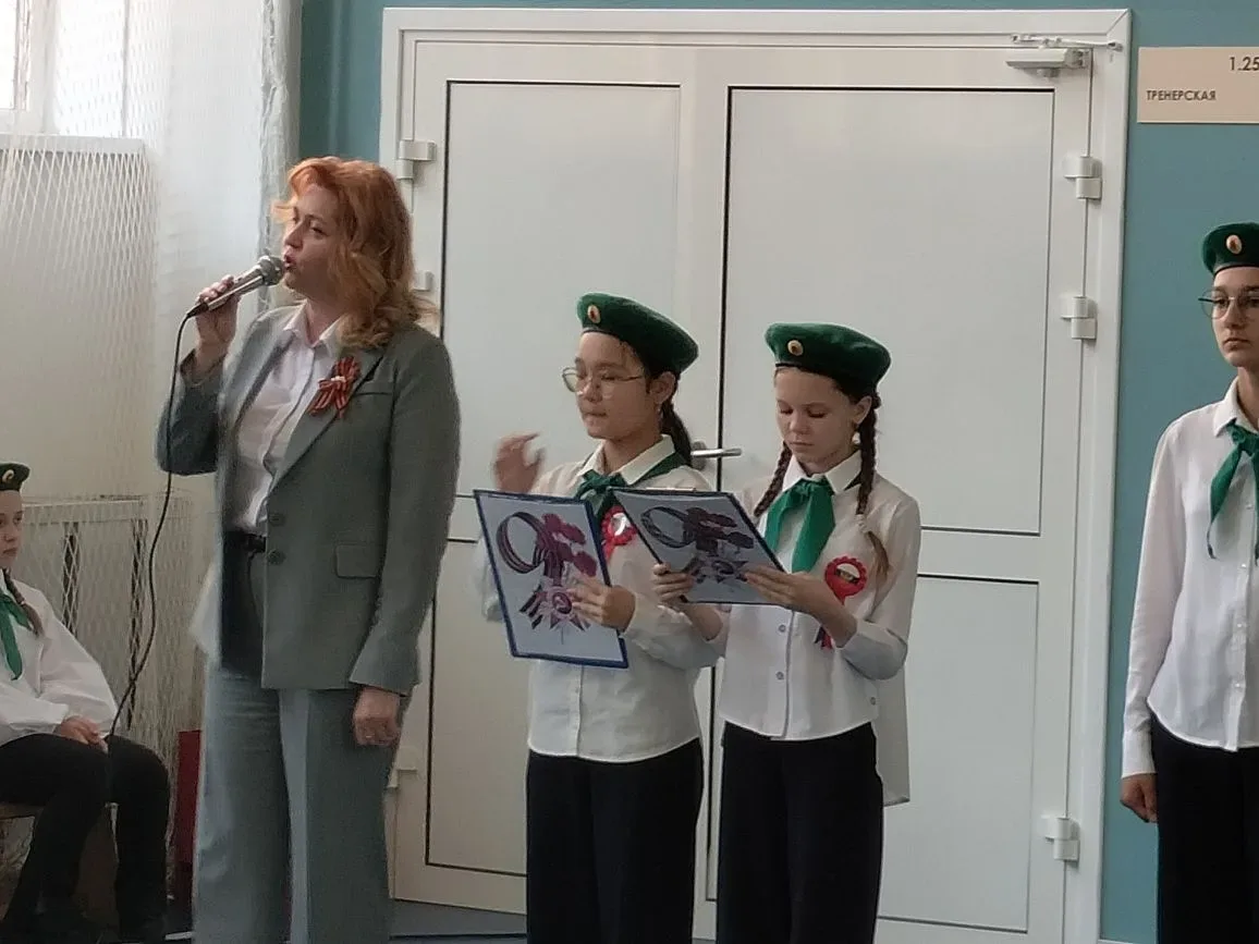 БОЛЬШЕВЯЗЕМСКАЯ ШКОЛА   ЧЕКАННЫЙ ШАГ И ГОРДОСТЬ ЗА ШКОЛУ: КАК ПРОШЁЛ СМОТР СТРОЯ И ПЕСНИ  – 2026   Д