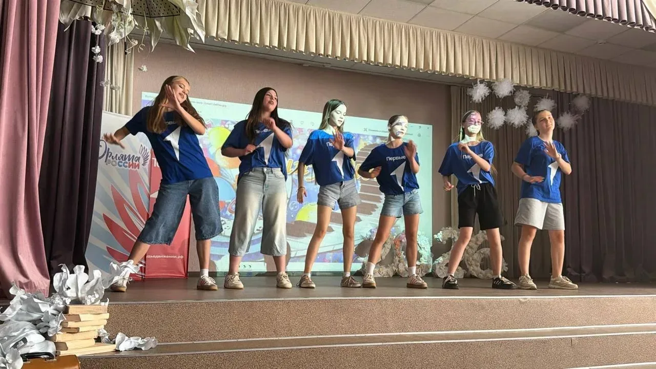 💃🏽 Флешмоб: энергия, дружба и первые шаги к мечте!  Школьный выпускной в 4 классе стал по-настоящему