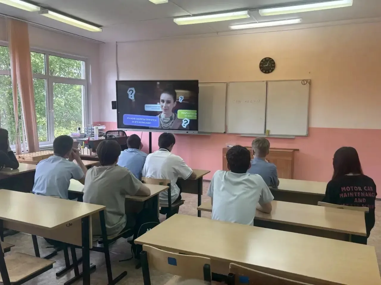 🇷🇺 Традиционно учебная неделя началась с торжественной линейки, поднятия флага и исполнения гимна Ро