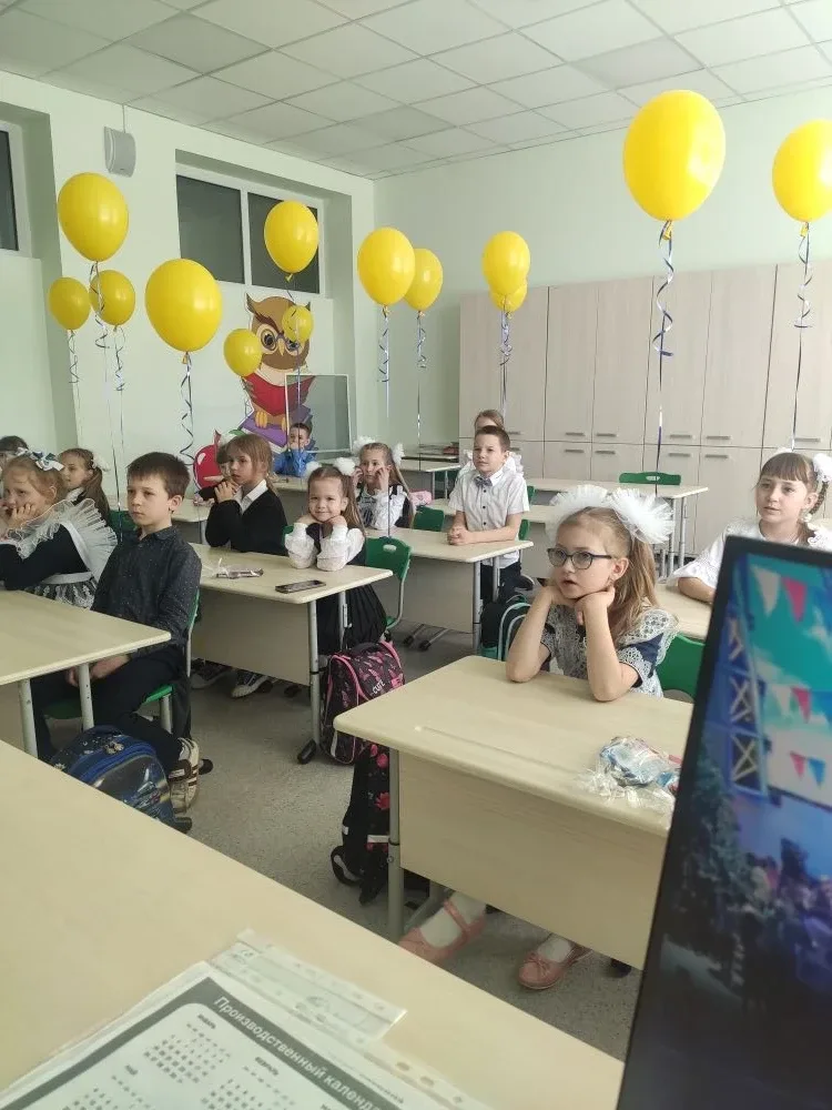 Ребята 1"В" класса сегодня нарядные и красивые не случайно. У них последний учебный день! Поздравляе