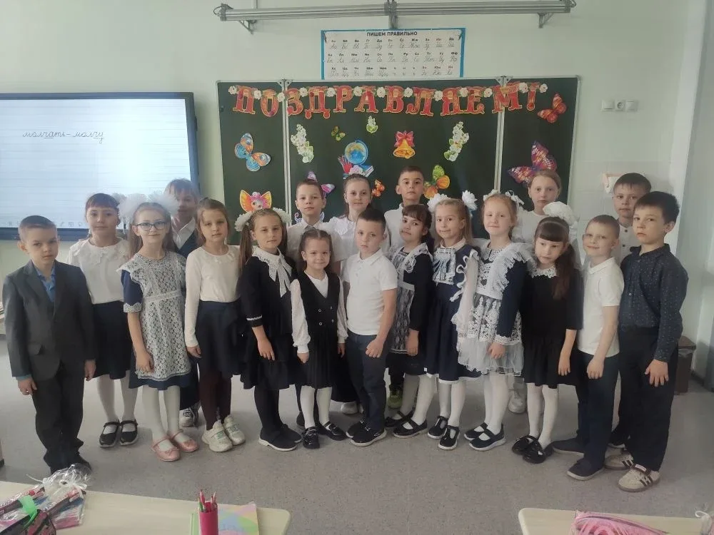 Ребята 1"В" класса сегодня нарядные и красивые не случайно. У них последний учебный день! Поздравляе