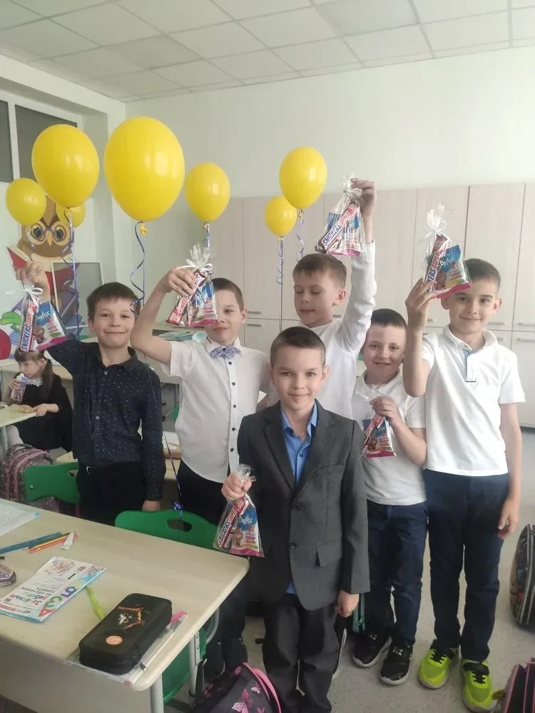 Ребята 1"В" класса сегодня нарядные и красивые не случайно. У них последний учебный день! Поздравляе