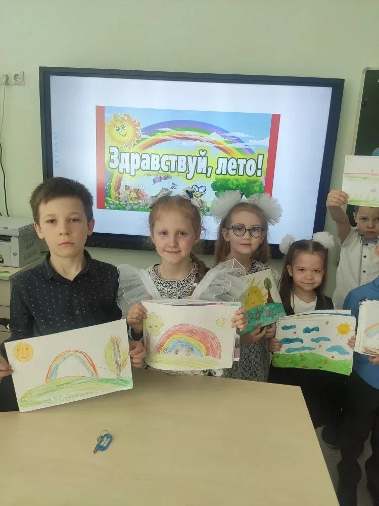 Ребята 1"В" класса сегодня нарядные и красивые не случайно. У них последний учебный день! Поздравляе